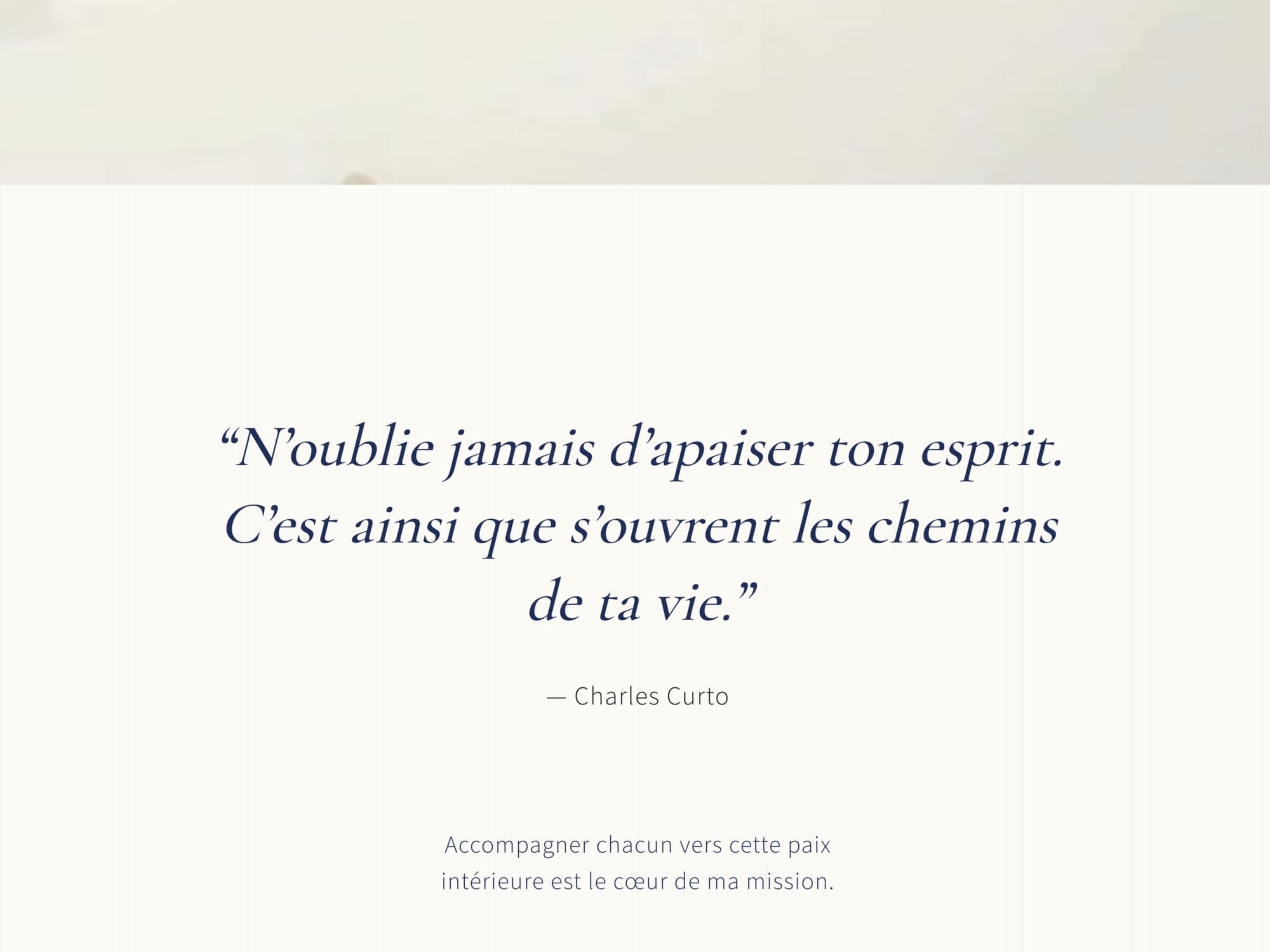 Navegação overlay com gradiente e tipografia do site Charles C.